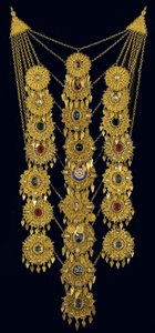 Ornamento pettorale a catena indossato da una sposa, da Attiki